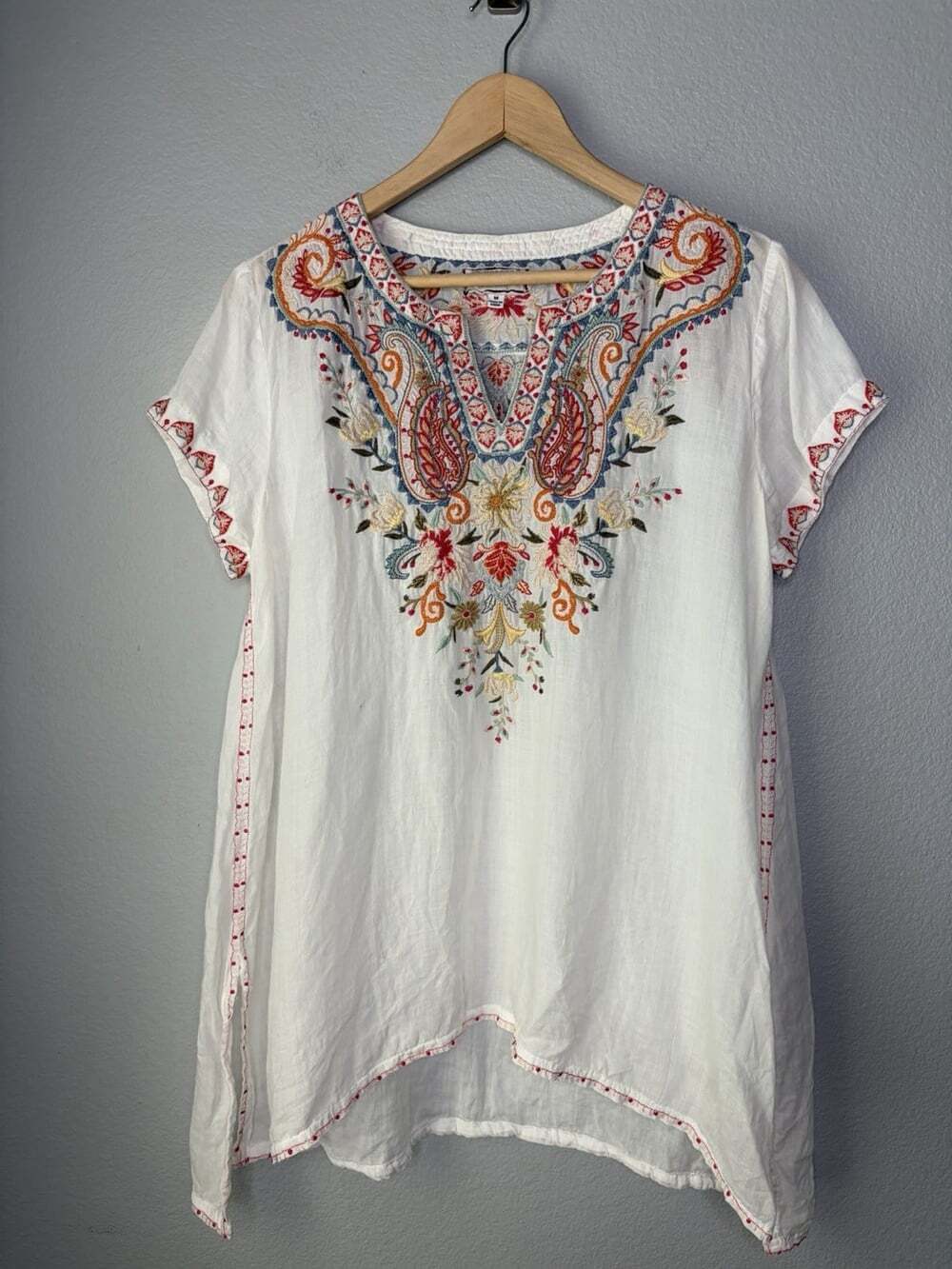 Johnny Was Women’s MEDIUM White Floral Embroidered Lightweight Ramie Blouse